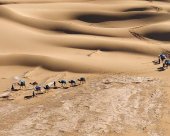 traversée du désert avec les chameliers.jpg